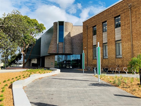 Looking towards the Ivanhoe Library and Cultural Hub main entrance from Upper Heidelberg Rd