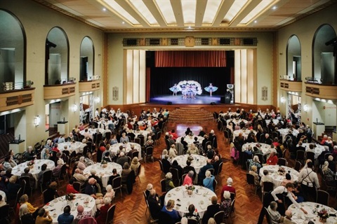 Crowd in The Centre Ivanhoe